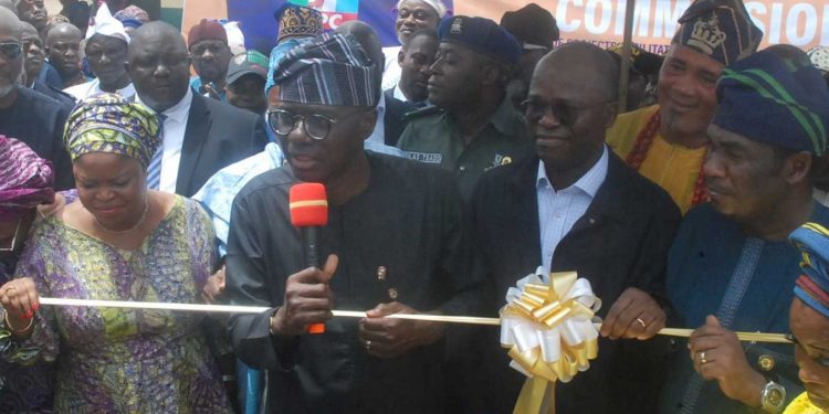 Succour for 1,250 market women, farmers as Abiru gives N62.5m as empowerment grants