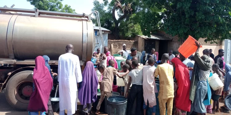 Water scarcity hits Sokoto, residents rush moving tankers