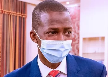 Falling naira: EFCC threatens to arrest dollar hoarders