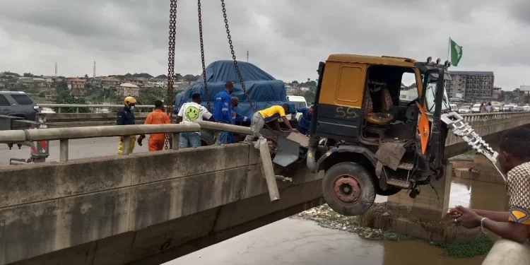 Lagos-Ibadan: Trailer crash, road repair cause traffic
