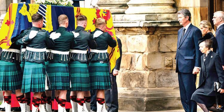 Tributes as Queen Elizabeth’s coffin arrives Edinburgh