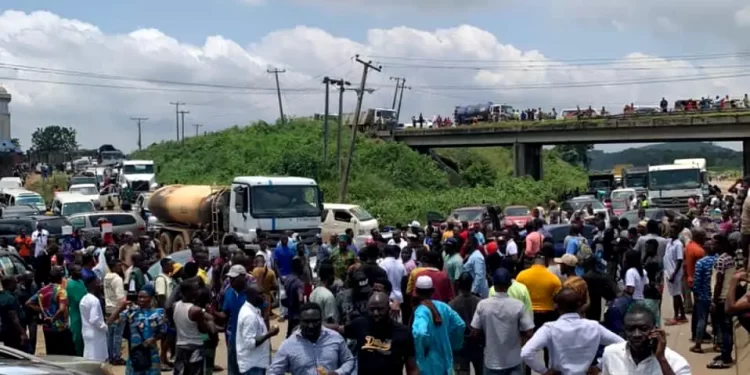 ASUU strike: Motorists lament as students barricade Gbongan-Ibadan express road