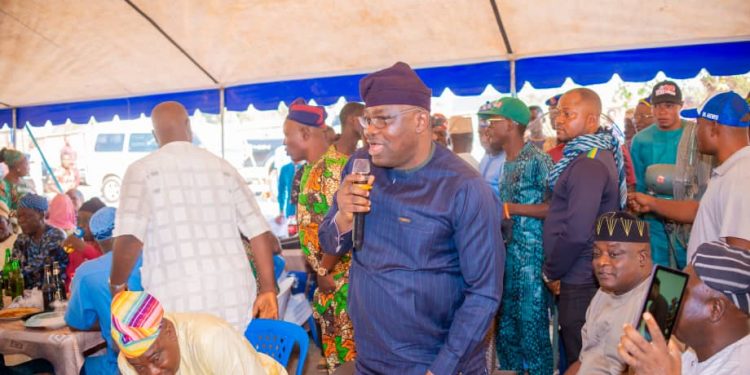 WILD EXCITEMENT AS PROF ADEOLU AKANDE SPLASHES 8 MILLION NAIRA CASH ON APC MEMBERS.