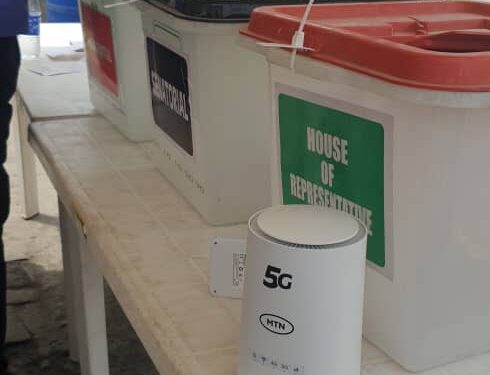 #NigeriaElections2023: Lekki voters provide 5G WiFi for INEC officials as BVAS network fails