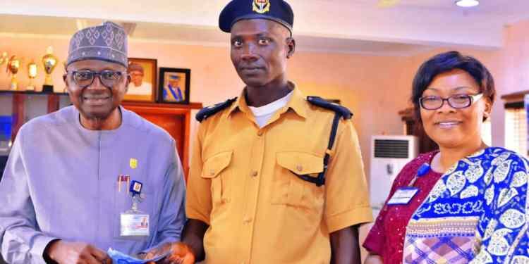 UI Honors Security Officer For Returning Staff’s Purse Containing Cash, ATM Cards