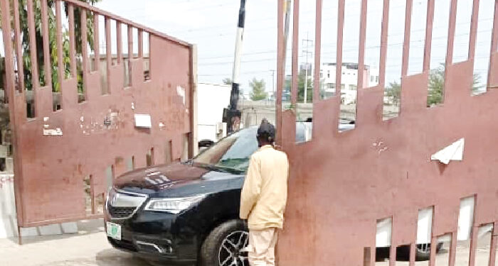 Hoodlums steal N30m goods from Lagos shop, couple tackles guards