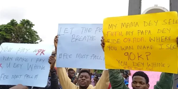 Increased tuition: OAU students block school entrance,  insist on 50% reduction