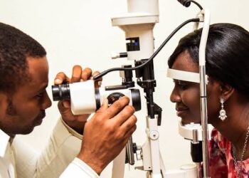 Ophthalmologist Warns Against Using Breast Milk for Eye Treatment, Advocates Regular Check-ups